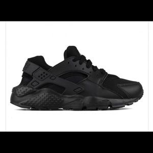 Women’s All black nike huaraches